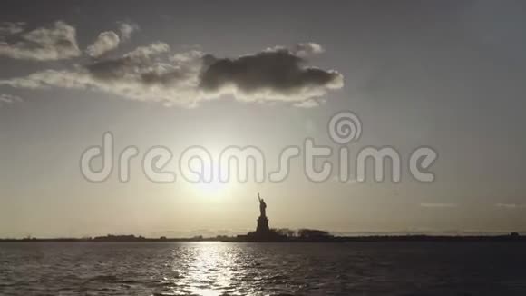 美利坚合众国纽约河日落时拍摄的自由女神像的超宽镜头视频的预览图