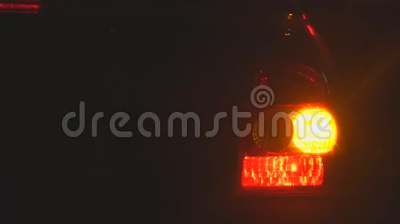 夜间紧急闪烁汽车后灯视频的预览图
