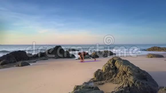 日出海沙滩女子练习瑜伽视频的预览图