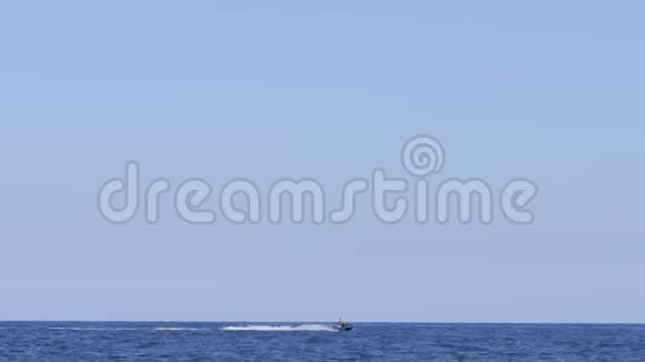 一辆水上滑板车在天空中拉开降落伞视频的预览图