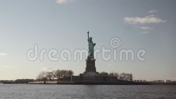 在美利坚合众国纽约的日落中拍摄的半宽半幅自由女神像视频的预览图