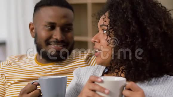 非裔美国人夫妇在家喝咖啡视频的预览图