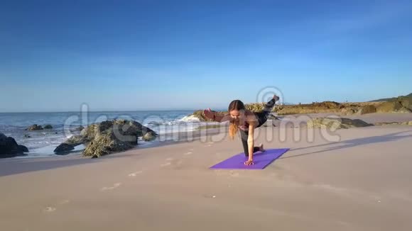 瑜伽阿萨纳对抗海洋波上景视频的预览图
