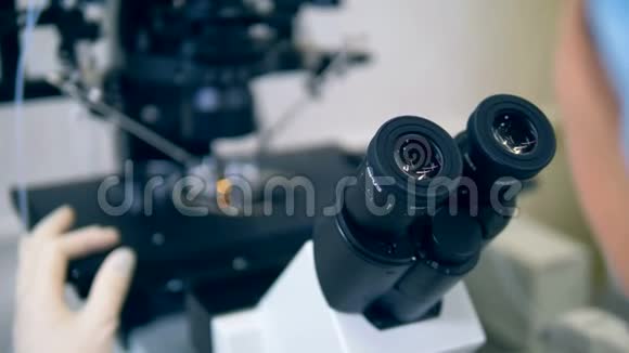 生化实验室的特写科学家显微镜实验室研究员视频的预览图