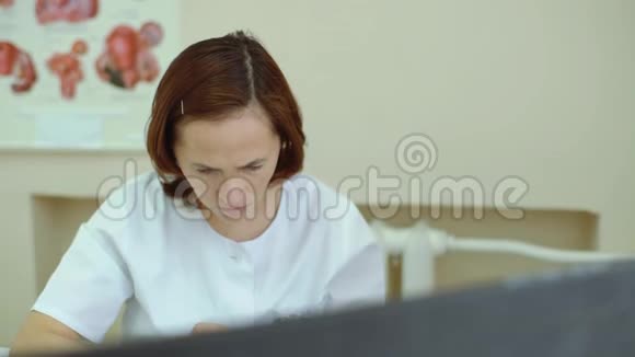 医生在键盘上键入文本医生把病人的电子卡插头视频的预览图