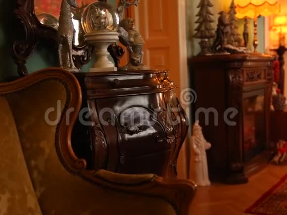 老式家具上的圣诞装饰品视频的预览图