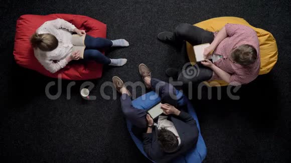 三个工人坐在沙发上放松办公观念沟通观念视频的预览图