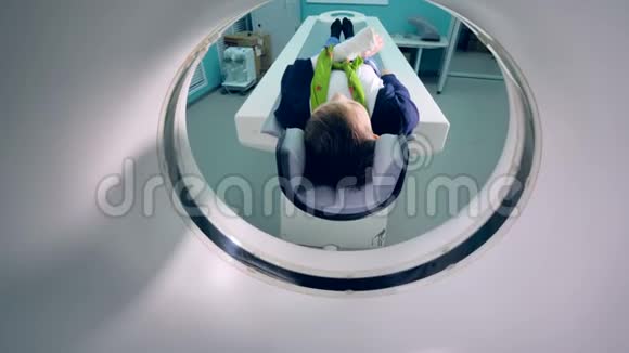 一个男孩正在做磁共振断层扫描视频的预览图