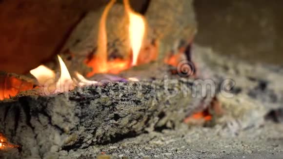 在慢速特写镜头中燃烧木头的火焰视频的预览图