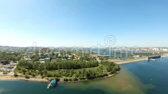 水力发电站和城市的空中景观视频的预览图