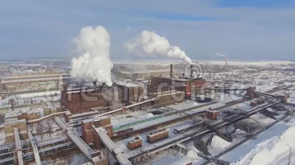 从工厂烟囱冒出的烟雾视频的预览图
