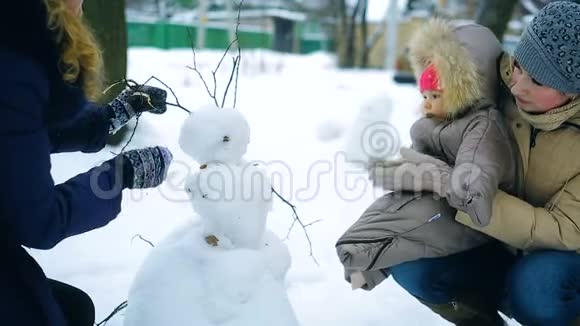 冬天一家人在公园里堆雪人视频的预览图