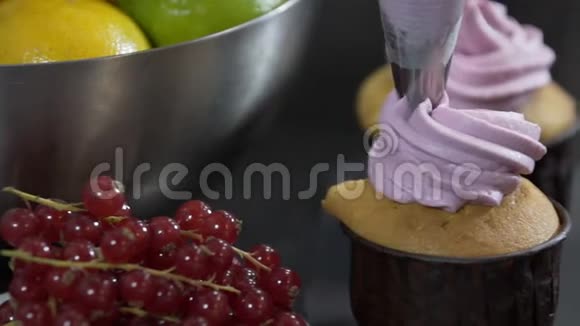 把蓝莓奶油放在美味的蛋糕上近距离拍摄杜莉视频的预览图