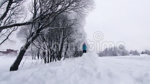 女孩史诗在公园的冬天沿着深雪奔跑视频的预览图