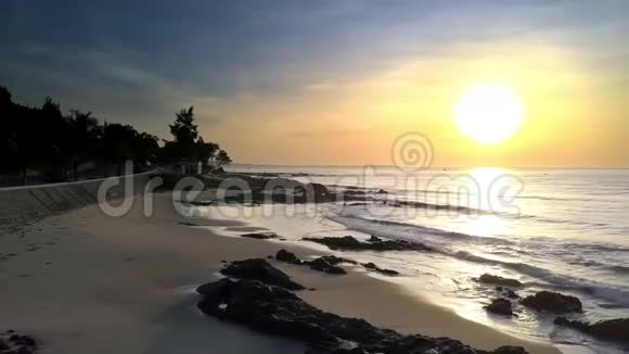 海上海浪在空早滩的空中观景视频的预览图