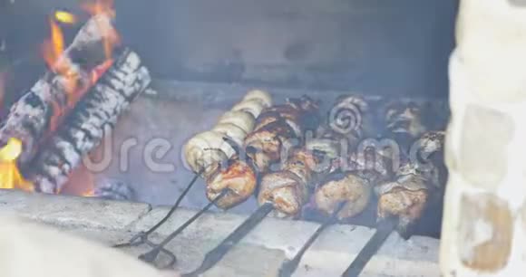 在户外午餐时在烧烤上煮猪肉Shashlik准备开火视频的预览图