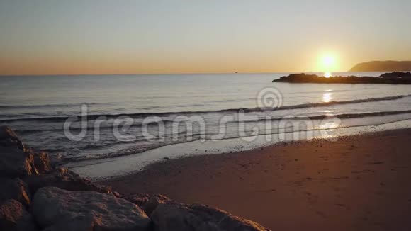 沙滩上的海浪日落时海滩上的海洋海滩波浪阳光反射在水面上美丽美丽视频的预览图