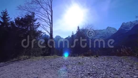 阿尔卑斯山自然中的日出视频的预览图