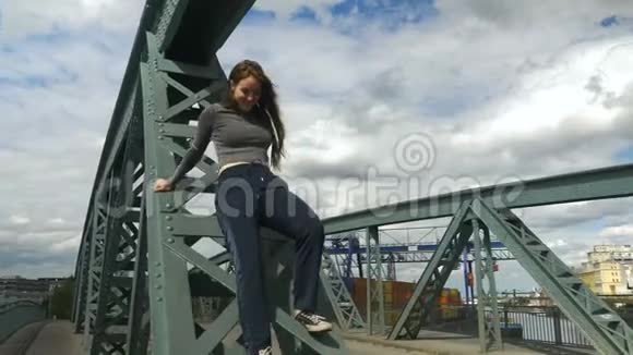 从桥梁上爬下来视频的预览图