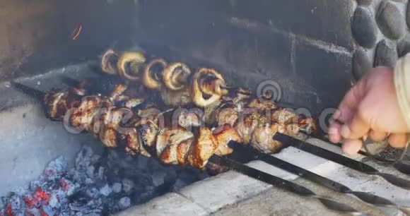 在户外午餐时在烧烤上煮猪肉Shashlik准备开火视频的预览图