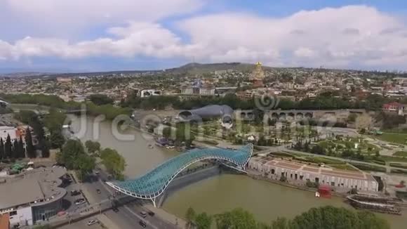 第比利斯大桥现代城市未来建筑鸟瞰视频的预览图