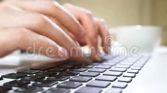 女商人用笔记本电脑关闭女性手在笔记本电脑键盘上打字视频的预览图