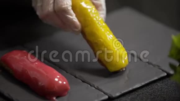 糖果把黄色的釉料放在石盘上视频的预览图