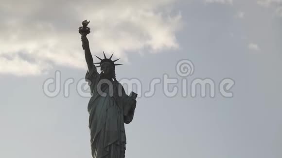 美利坚合众国纽约河日落时拍摄的自由女神像特写镜头视频的预览图