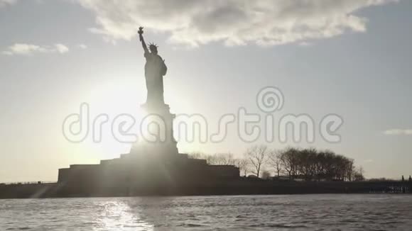 中镜头自由女神像拍摄于美利坚合众国纽约河落日视频的预览图