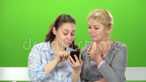 女孩在电话里向她母亲展示了一些东西绿色屏幕视频的预览图