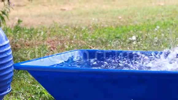 雨水涌入蓝色的洗涤浴缸在浴缸里泼水节约用水慢动作视频的预览图