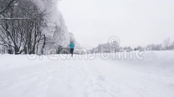 冬季广角城市公园运动孤独女孩跑步视频的预览图