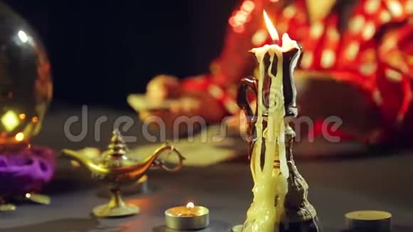 在桌子上燃烧蜡烛吉普赛人在卡片上奇迹般的出现视频的预览图