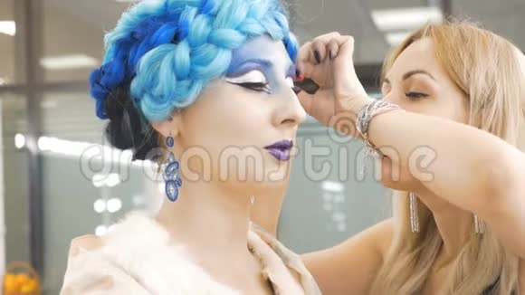 照片拍摄模型的准备化妆师调整她的头发视频的预览图