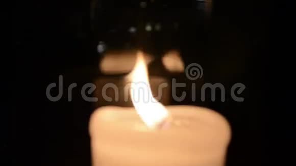 燃烧着白色的蜡烛录像背景视频的预览图
