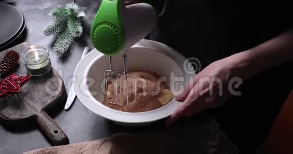 家庭主妇用搅拌机准备面团视频的预览图