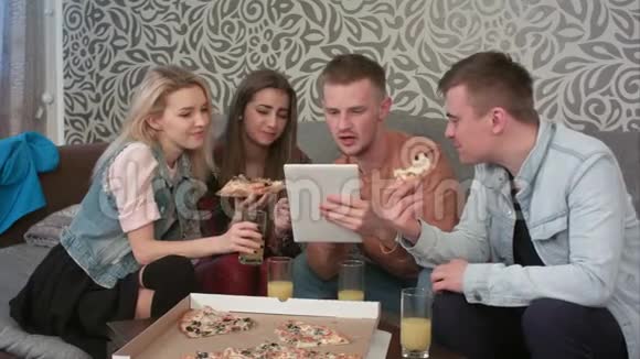 一群朋友在平板电脑上吃外卖披萨和看节目视频的预览图
