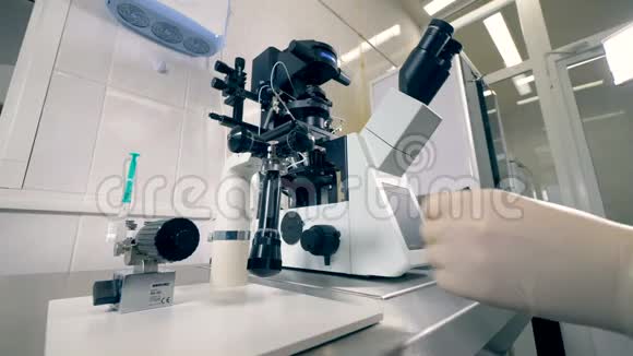 生化实验室的科学家用显微镜工作4K视频的预览图