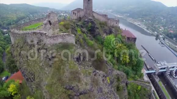 欧洲中世纪城堡小村镇空中射击河视频的预览图
