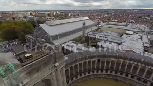 布鲁塞尔公园美丽的弧线纪念碑城市景观航拍视频的预览图