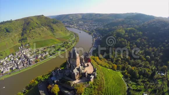 城堡空中葡萄山河船中世纪德国村庄视频的预览图