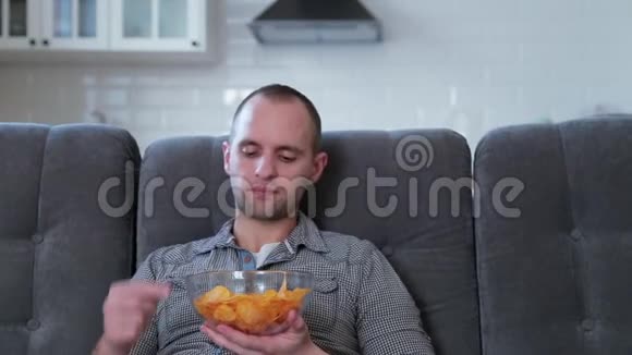 一个人看电视吃薯条视频的预览图