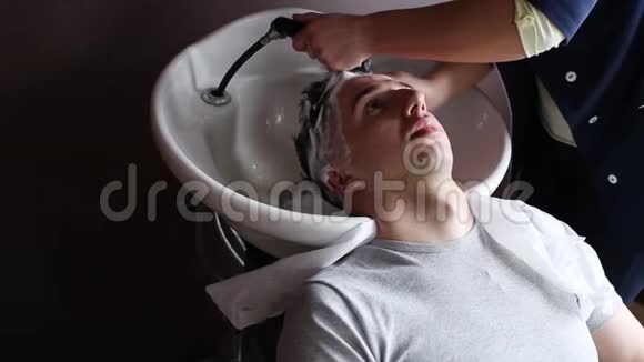 理发师给一个男性客户的头做清洁视频的预览图