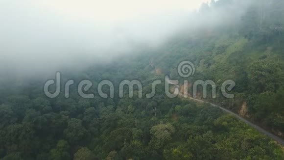 雾中的山间之路印度尼西亚巴厘视频的预览图