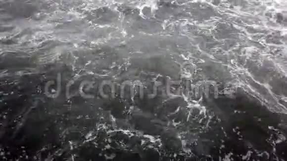 带波浪和泡沫的粗糙海洋的俯视图视频的预览图