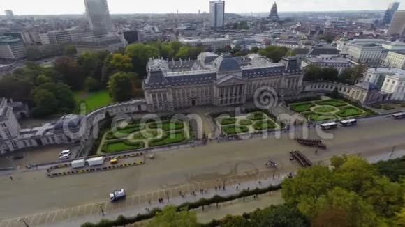 布鲁塞尔皇家宫殿的观光景点阅兵式视频的预览图