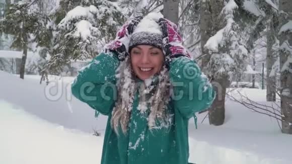 滑雪场娱乐活动快乐的年轻女子玩雪视频的预览图