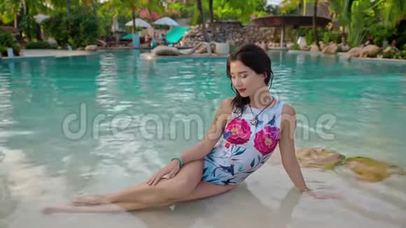 在酒店游泳池里玩得很开心的漂亮女孩视频的预览图