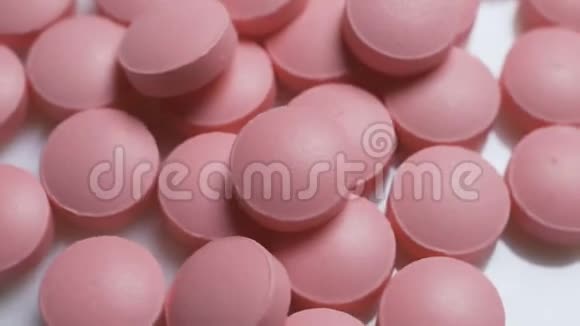 粉红色的药丸打开白色背景视频的预览图