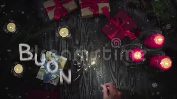 动画布恩纳塔莱意大利圣诞快乐女性手握火花视频的预览图